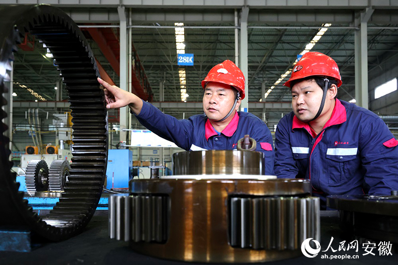 王忠才正在車間指導(dǎo)。 人民網(wǎng)記者 呂歡歡攝