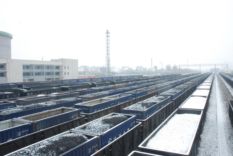 滿載煤炭的列車整裝待發(fā)。黃華偉攝